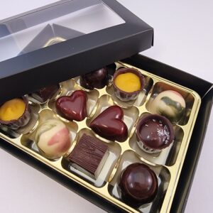 Handtillverkade chokladpraliner 12 st