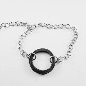 Armband med med kolgjuten ring