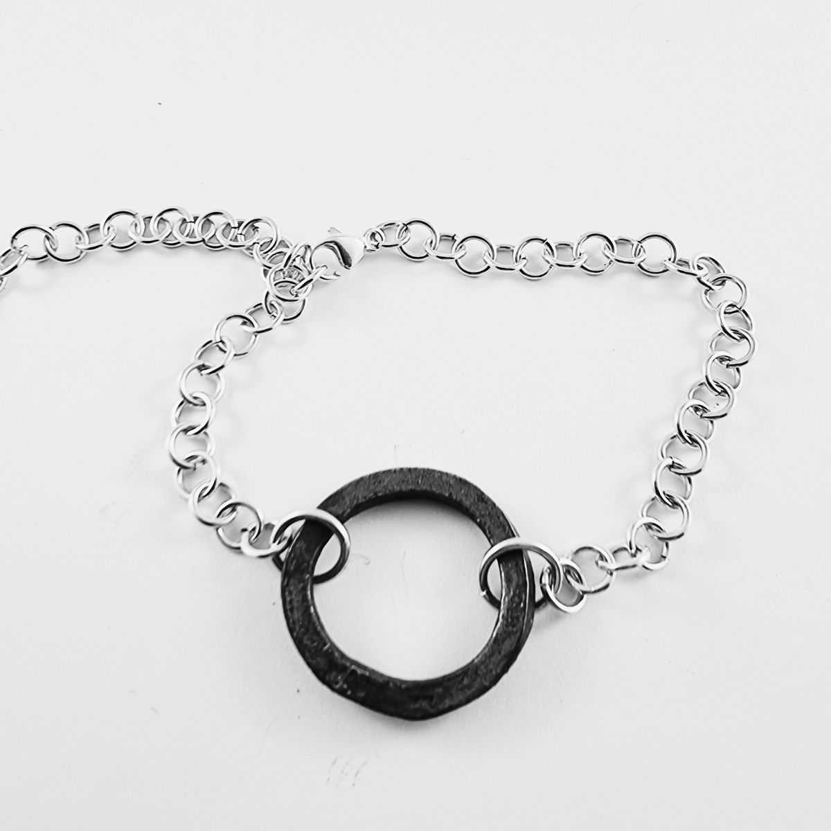 Armband med med kolgjuten ring